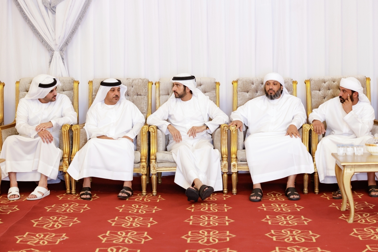 "حمدان ومكتوم بن محمد خلال العزاء"