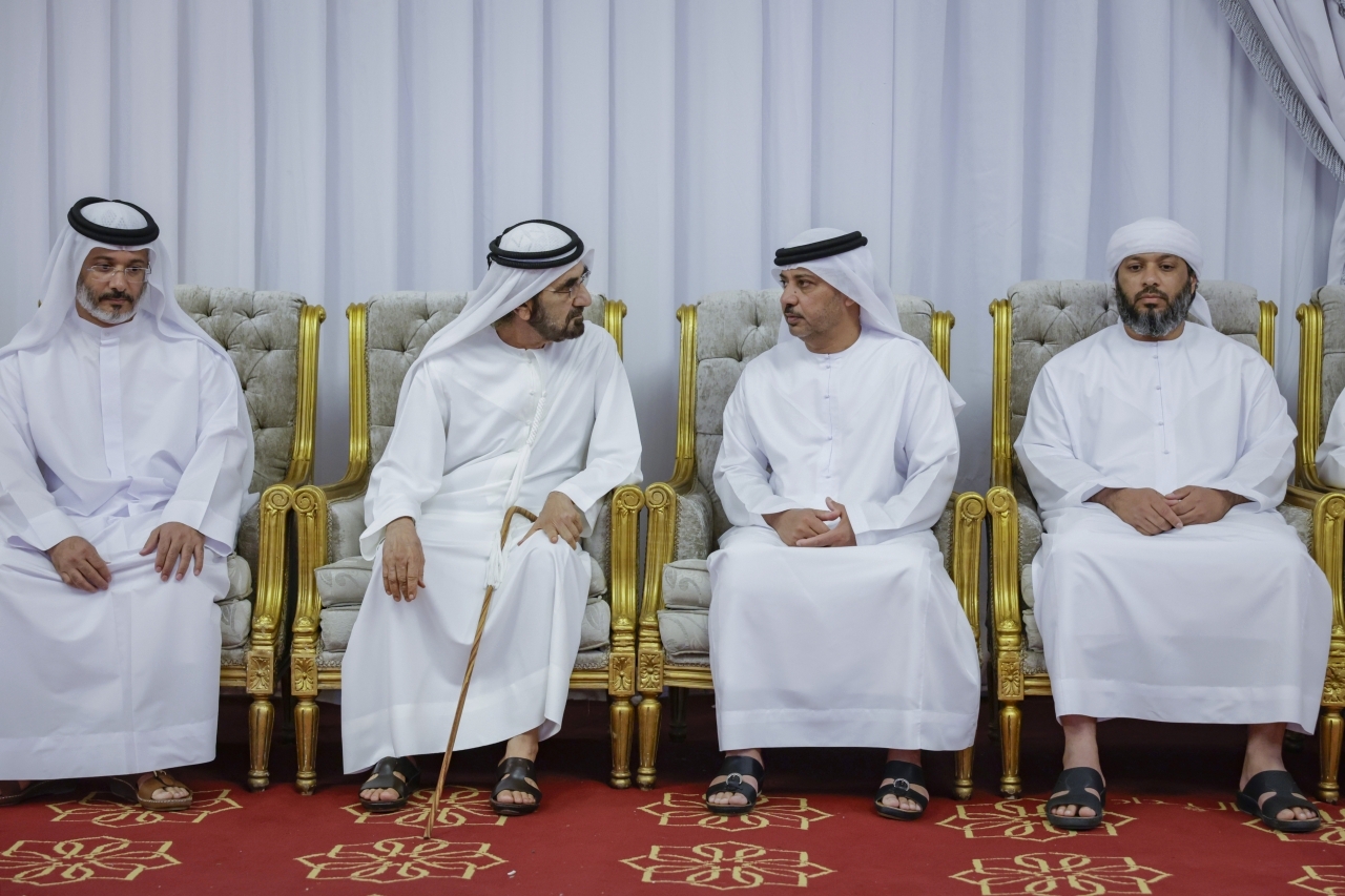 "محمد بن راشد خلال العزاء"