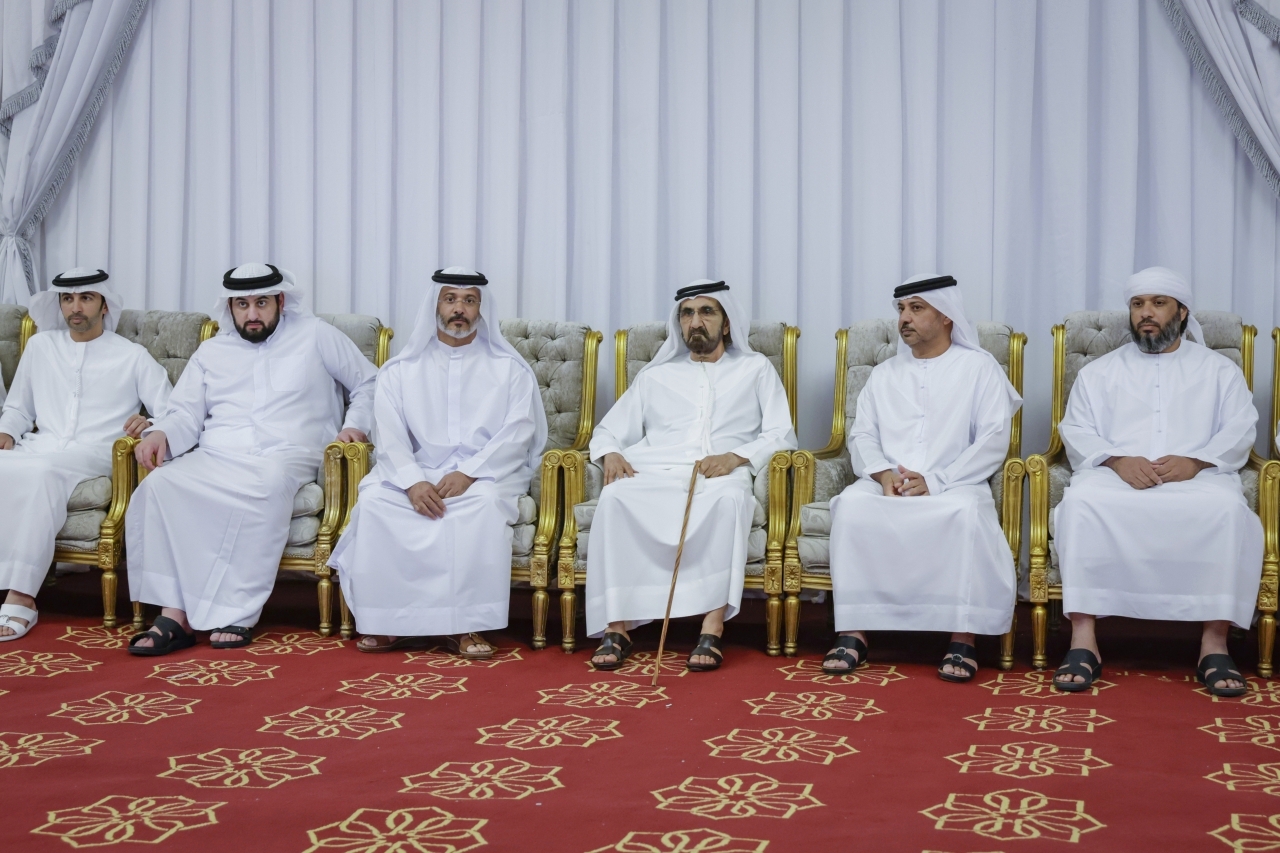 "محمد بن راشد وأحمد بن محمد خلال تقديم واجب العزاء"