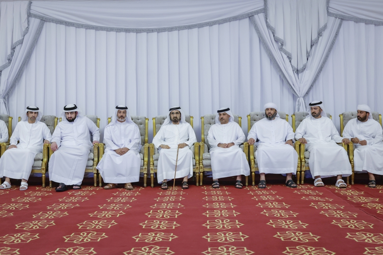 "محمد بن راشد خلال تقديم واجب العزاء في وفاة خليفة المهيري بحضور أحمد بن محمد | تصوير: خليفة عيسى"