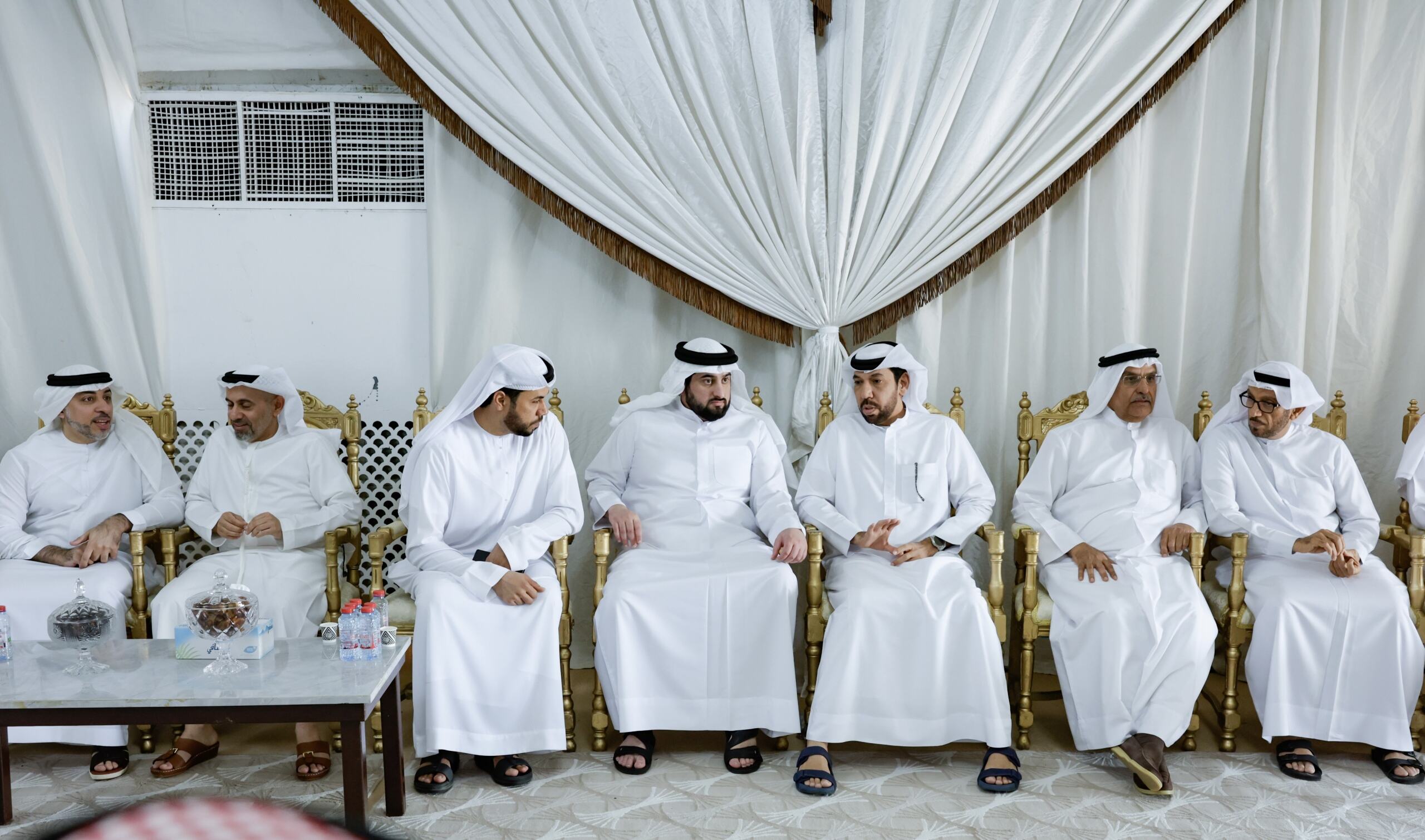 أحمد بن محمد يقدم واجب العزاء في زوجة أحمد الشنقيطي
