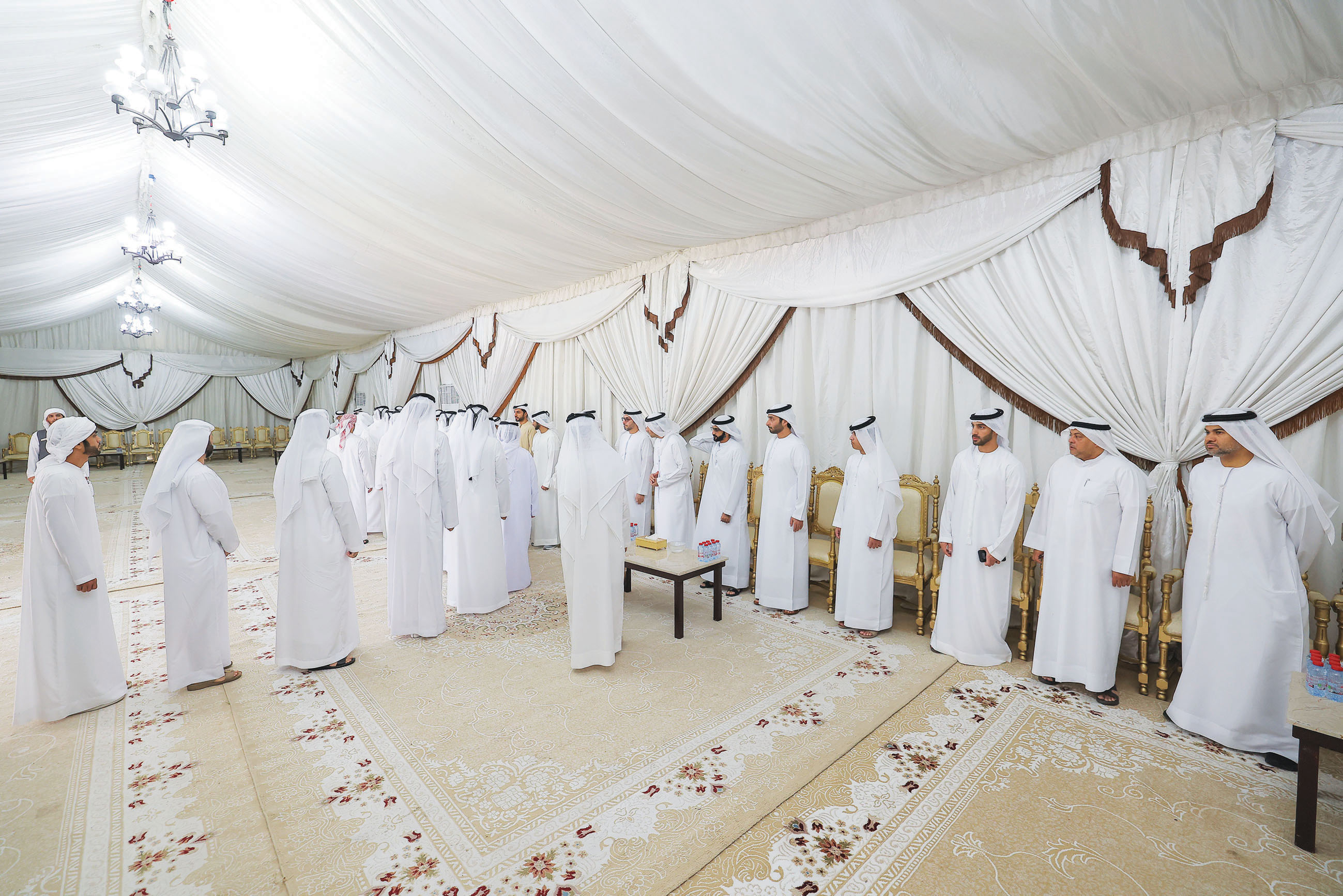 "جانب من المعزين خلال تقديم واجب العزاء"