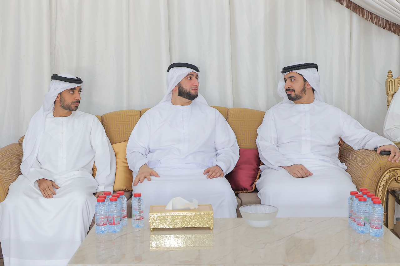 "راشد بن حمدان آل مكتوم ومكتوم بن حشر آل مكتوم وحمد بن حشر آل مكتوم | تصوير: عثمان ذياب"