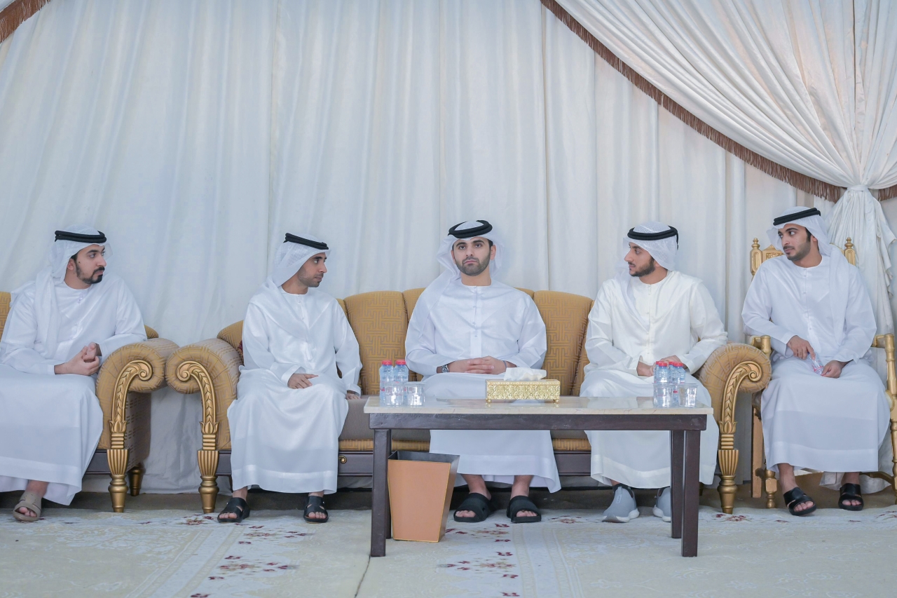 "منصور بن محمد وحمد ومكتوم وبطي بن حشر آل مكتوم خلال العزاء"
