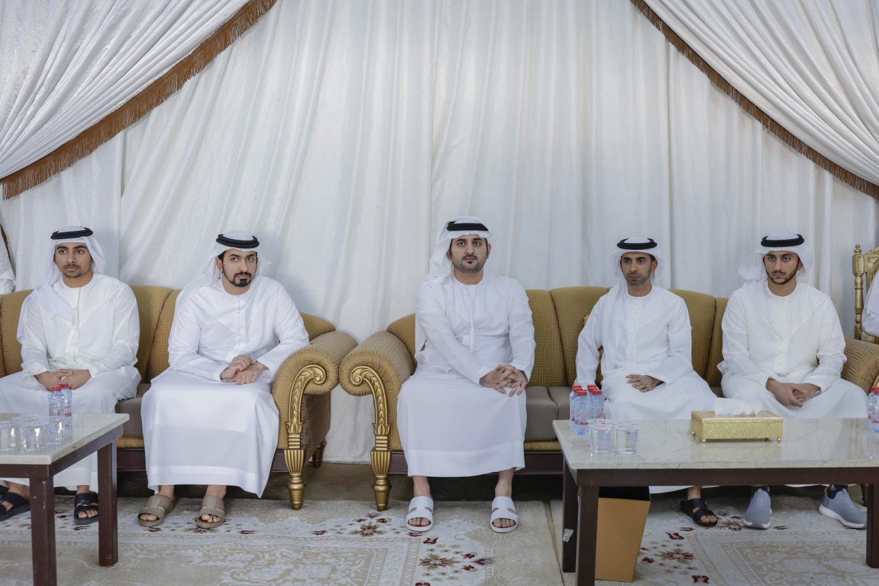 "مكتوم بن محمد خلال تقديم العزاء بحضور مكتوم وحمد ودلموك بن حشر آل مكتوم"