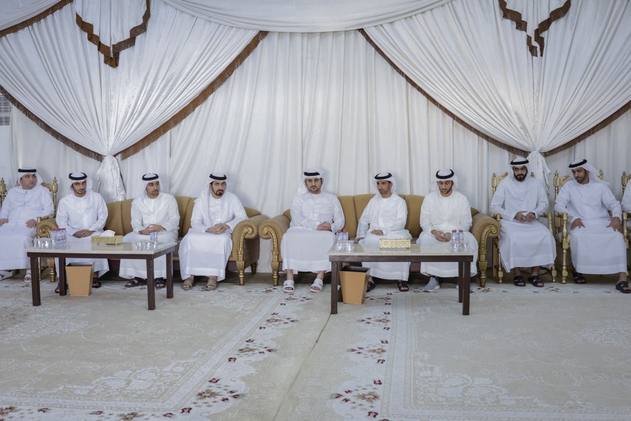 "مكتوم بن محمد ومكتوم وحمد ودلموك وبطي بن حشر آل مكتوم ومكتوم بن سعيد آل مكتوم ومحمد بن دلموك خلال العزاء |تصوير خليفة اليوسف"