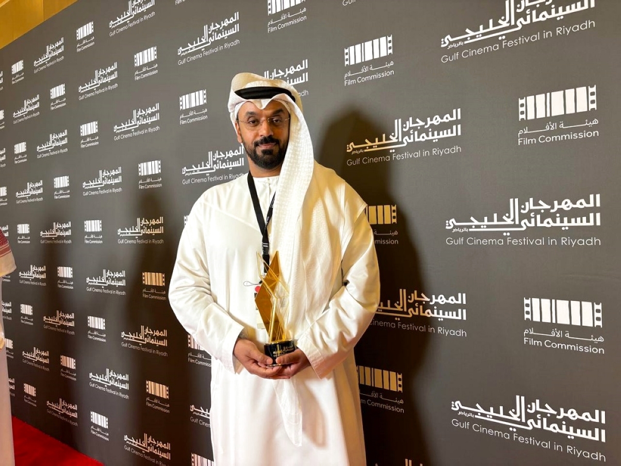 "منصور الظاهري محتفياً بالجائزة"