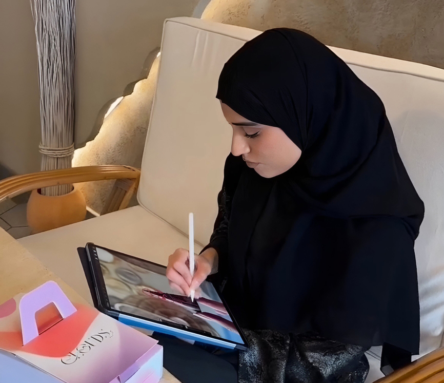 "مريم العبيدلي تعمل على أحد المشاريع | من المصدر"