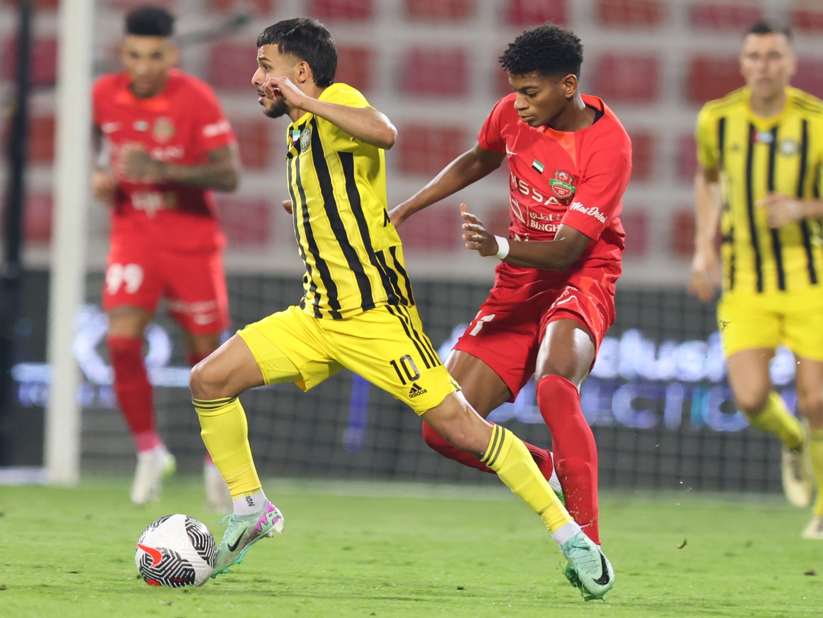 شباب الأهلي يقلب الطاولة على اتحاد كلباء ويعزز وصافته لدوري المحترفين
