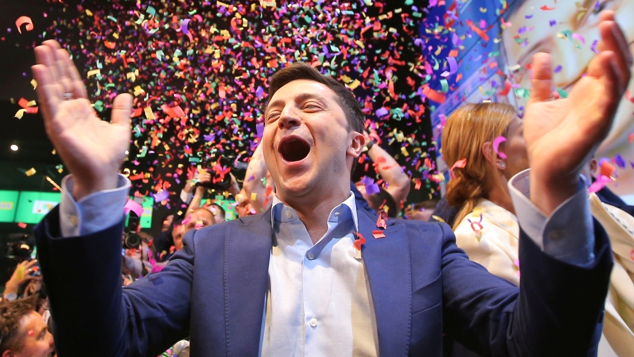 "2019 الممثل فولوديمير زيلينسكي يفوز بالانتخابات الرئاسية في أوكرانيا بنسبة 73%."