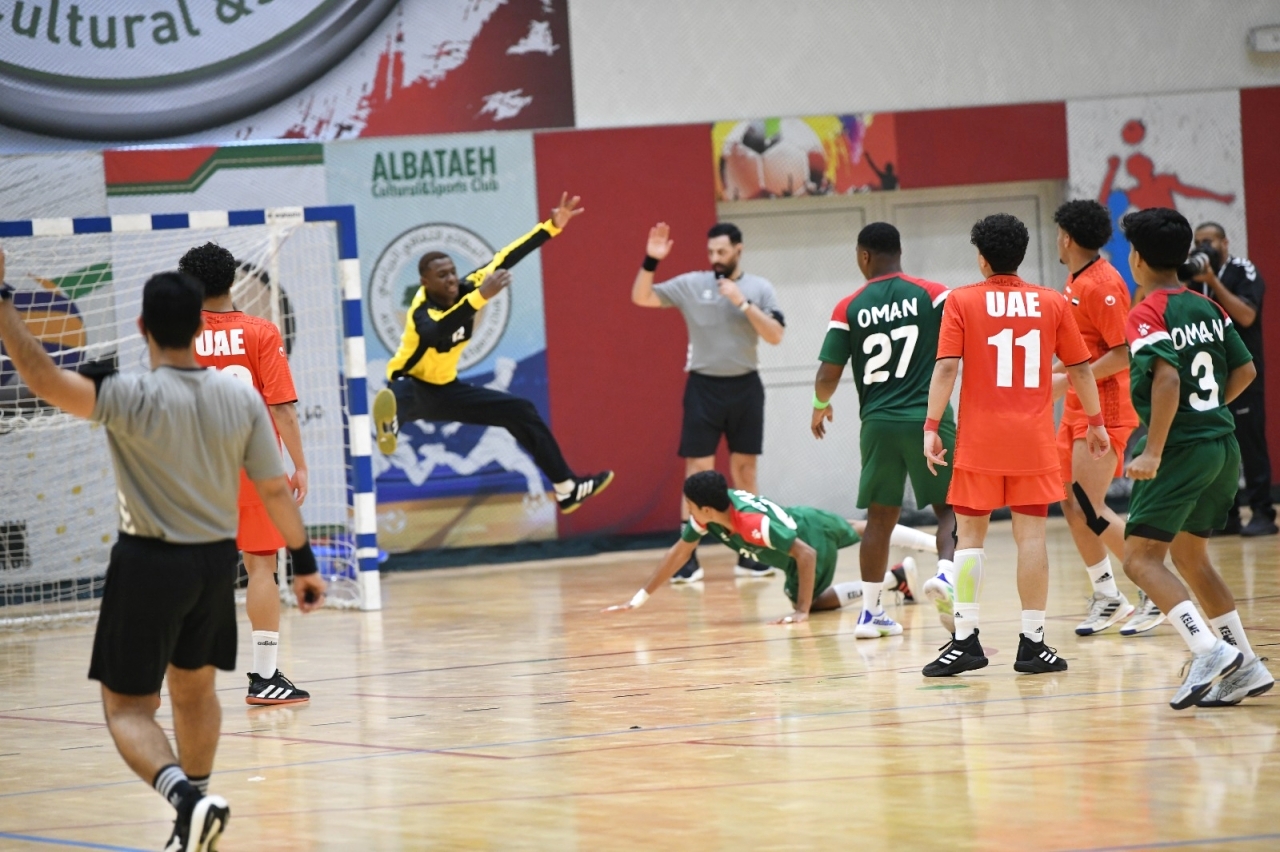 "من لقاء فريقي الإمارات وعمان لكرة اليد | البيان"