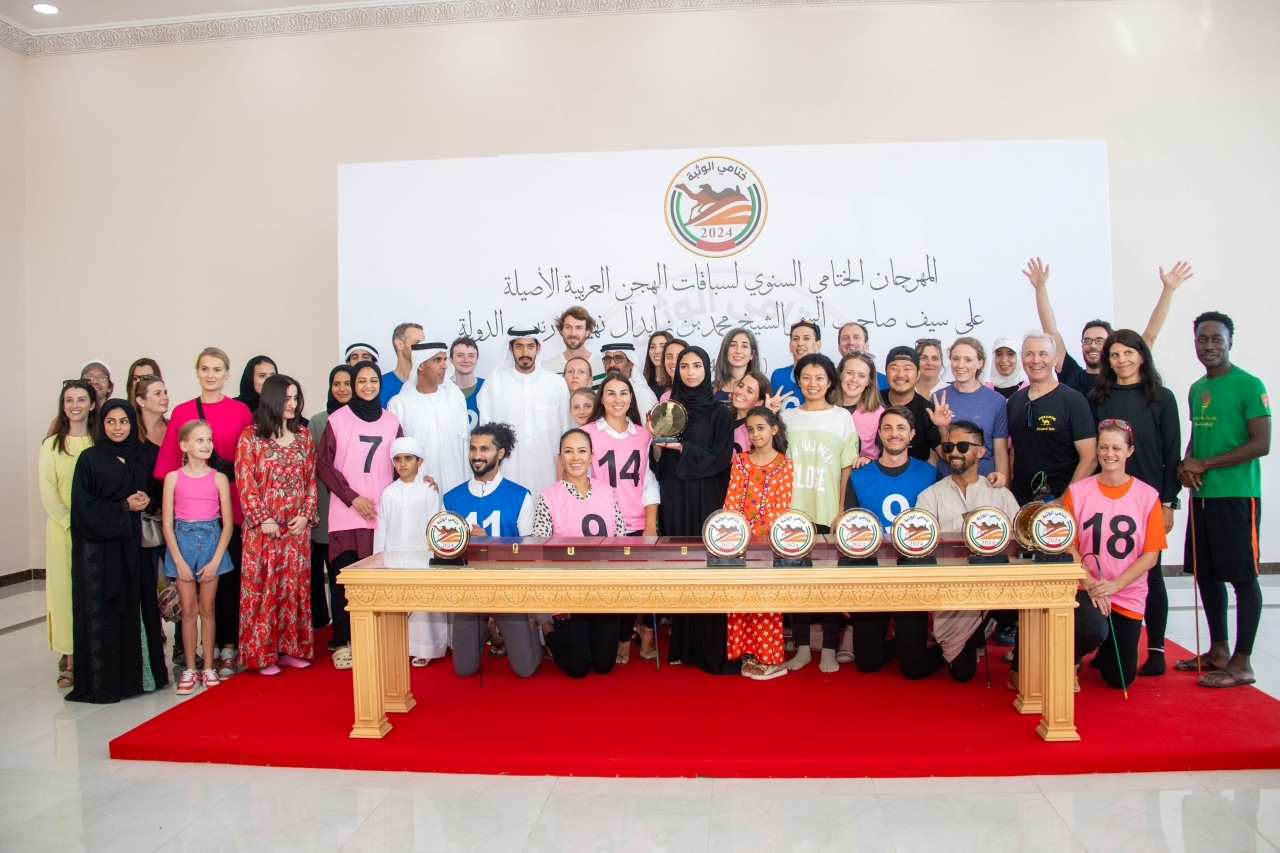 "المشاركون والمشاركات بماراثون رحلة الهجن في لقطة جماعية | البيان"