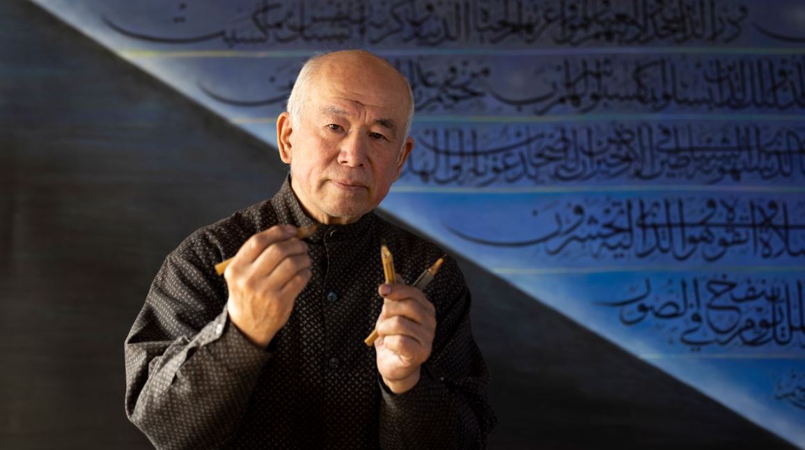 أنامل يابانية تبدع في كتابة الآيات القرآنية وأسماء الله الحسنى باللغة العربية