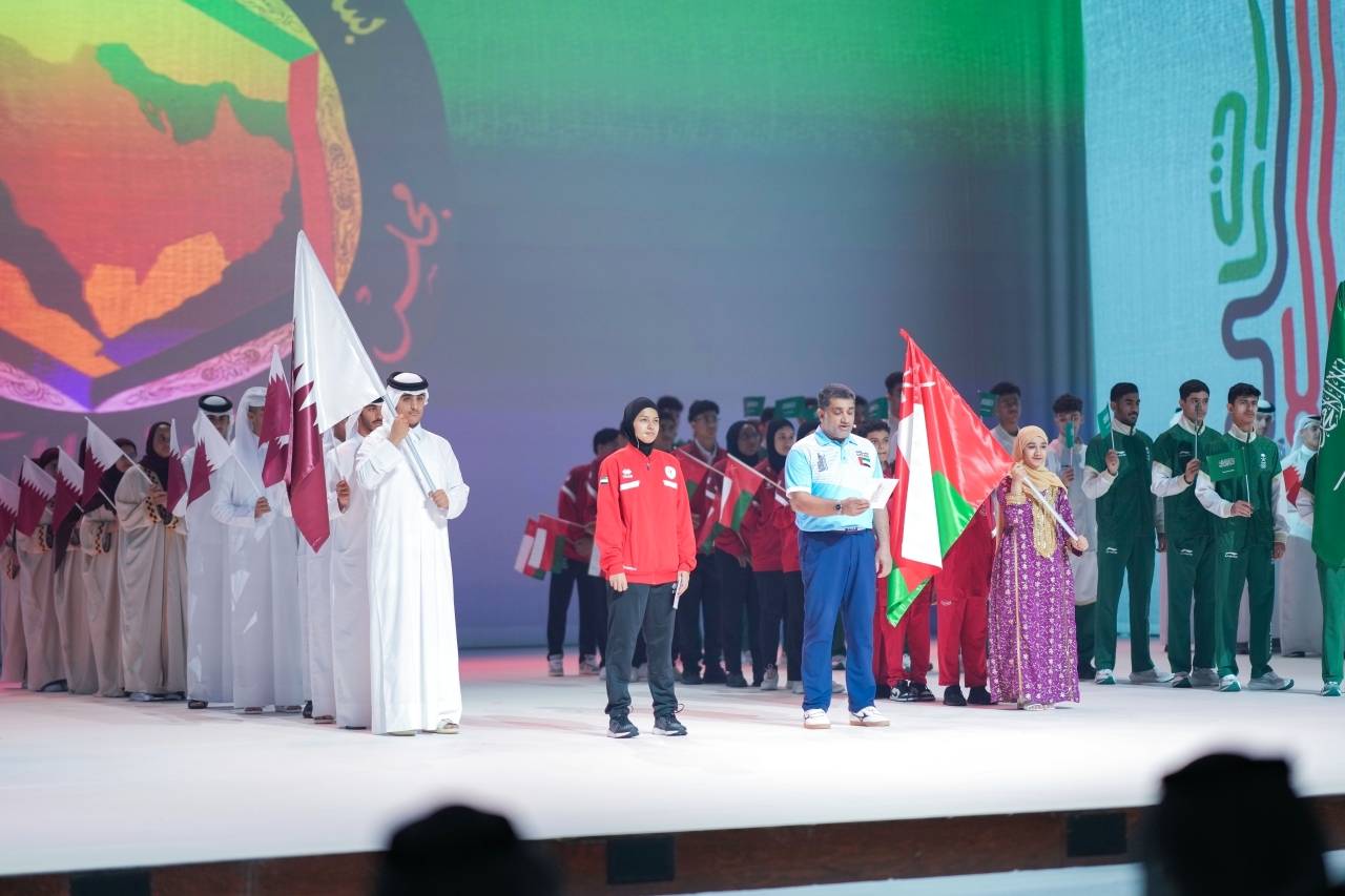 "حملة أعلام الدول المشاركة خلال الافتتاح | البيان"
