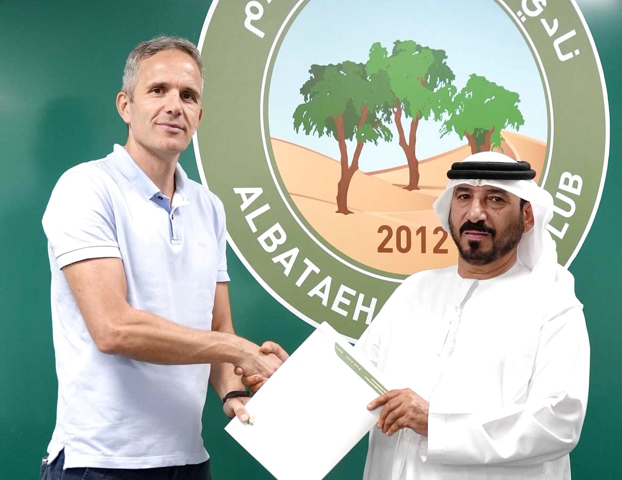 "خلفان المسافري وتوميتش خلال تجديد العقد | البيان"