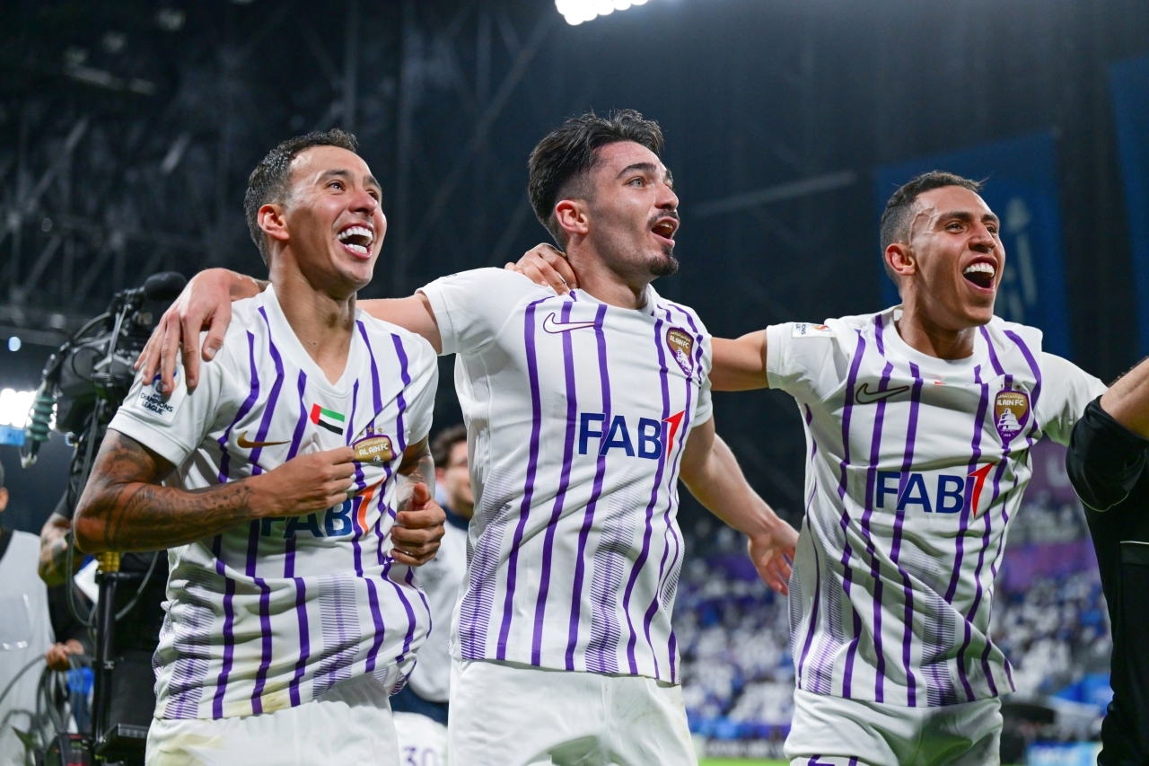 "نجوم العين يحتفلون بالفوز في ملعب الهلال | البيان"