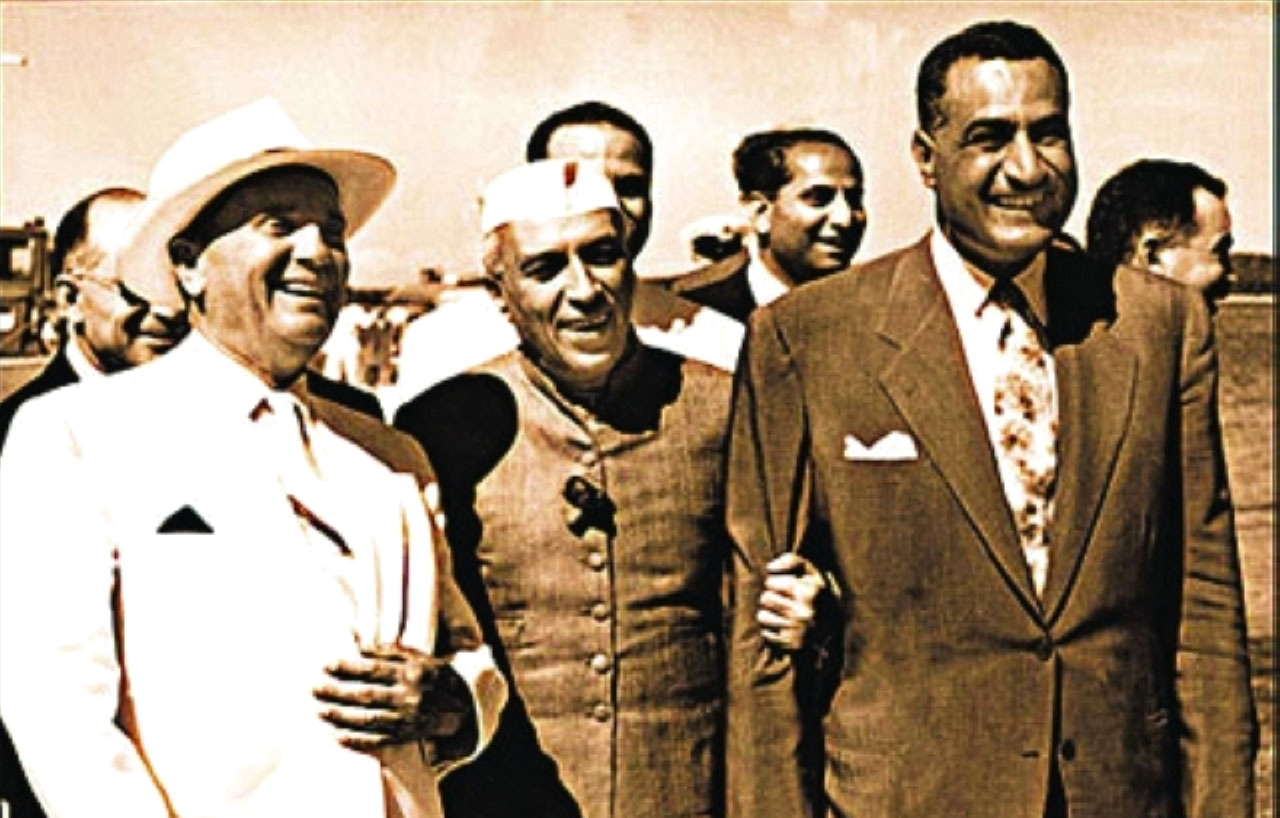 "1955 الإعلان عن قيام حركة عدم الانحياز على يد جمال عبدالناصر وجوزيف تيتو وجواهر لال نهرو."
