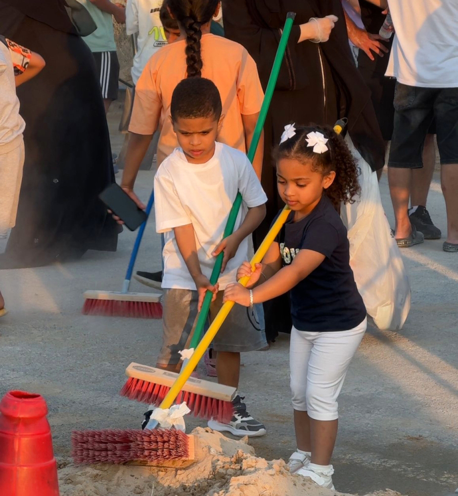 "الأيدي الصغيرة تسهم في عودة الحياة إلى طبيعتها"