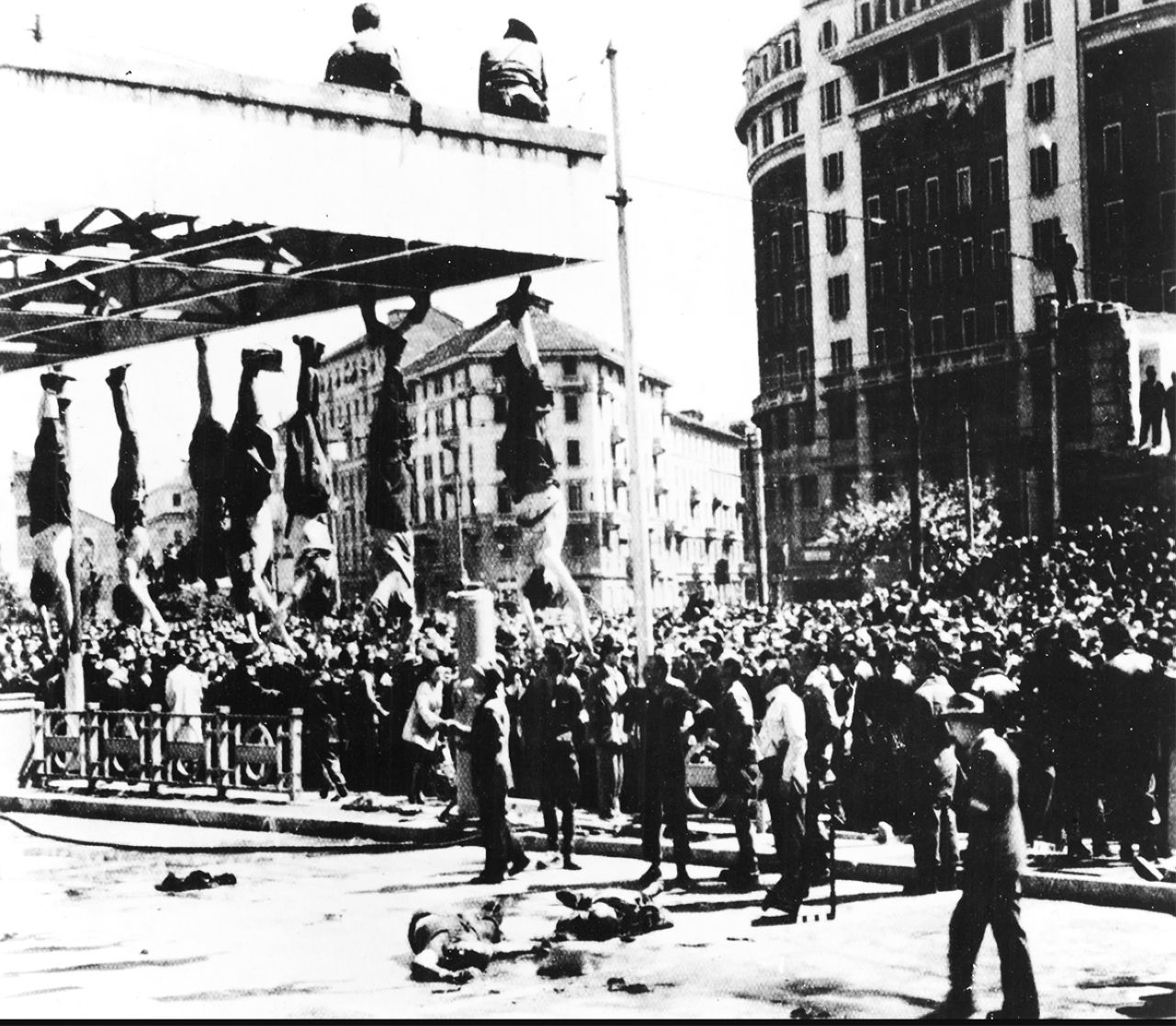 "1945 إعدام الزعيم الإيطالي بينيتو موسوليني بعد قيادته الخاسرة في الحرب العالمية الثانية"