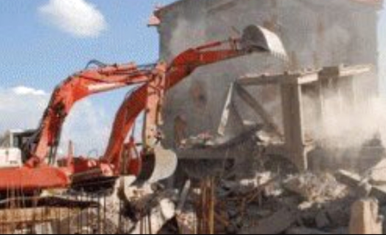 "1988 الزعيم الليبي الراحل معمر القذافي يقود جرافة بنفسه ويهدم نقطة الحدود بين ليبيا وتونس."
