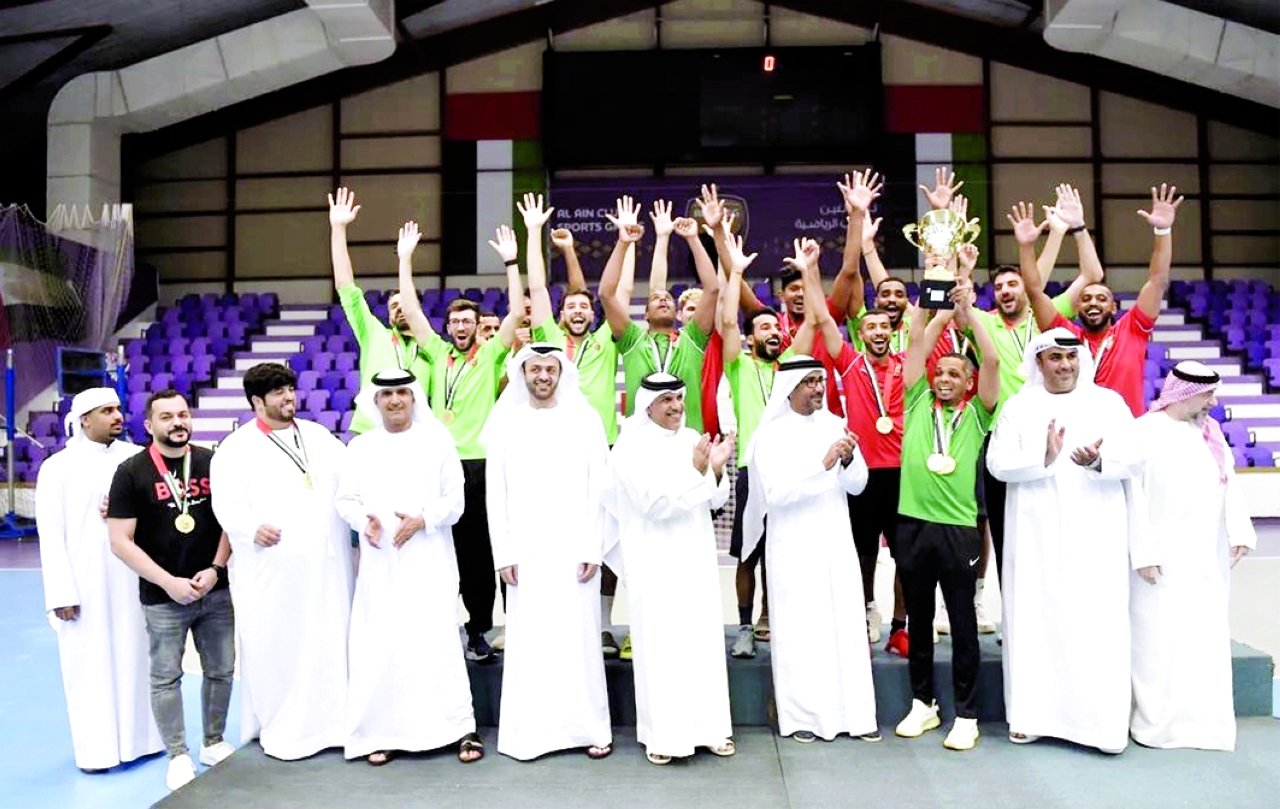 "لاعبو شباب الأهلي يحتفلون بالكأس - البيان"