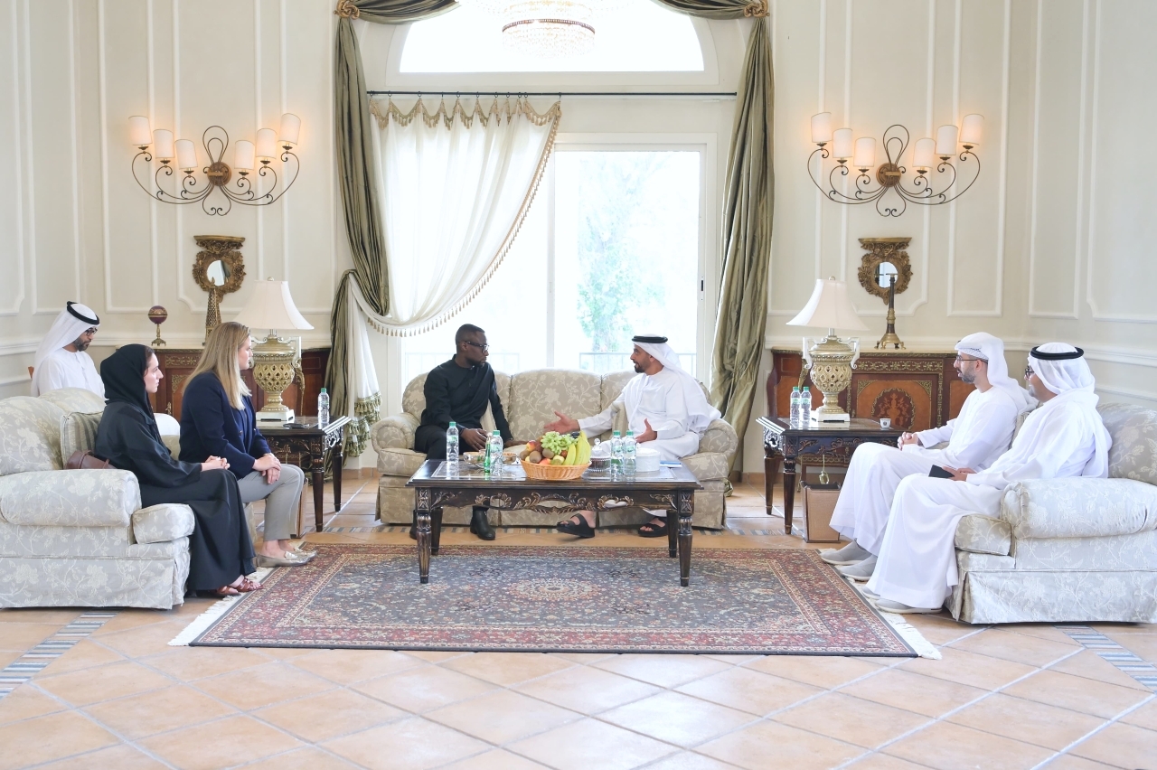سيف بن زايد يبحث التعاون مع مسؤولين من مجموعة «ميتا»