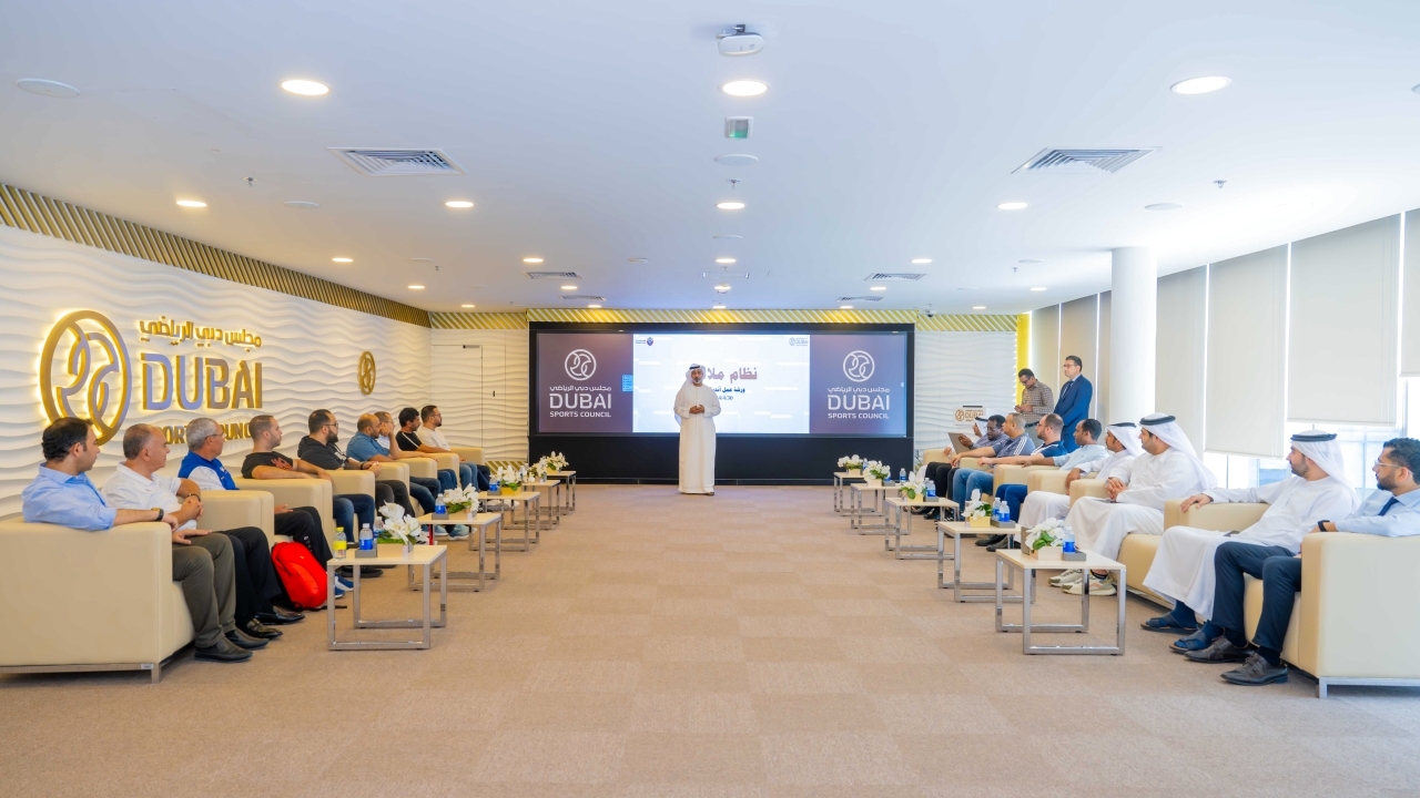 "جانب من الورشة بحضور منسقي أندية دبي | البيان"
