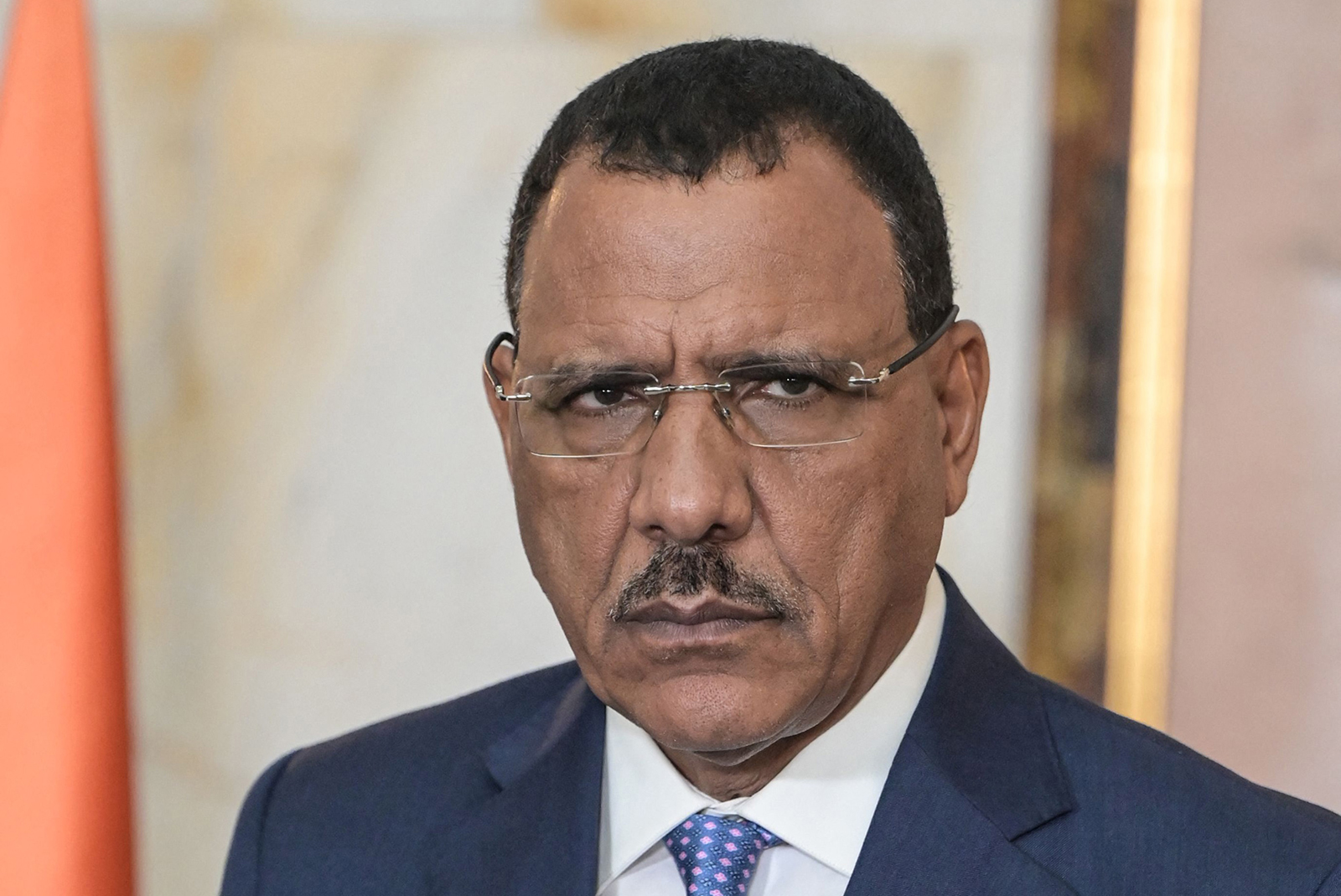 مطالبات بتأجيل محاكمة لرئيس النيجر المخلوع تهدد حصانته