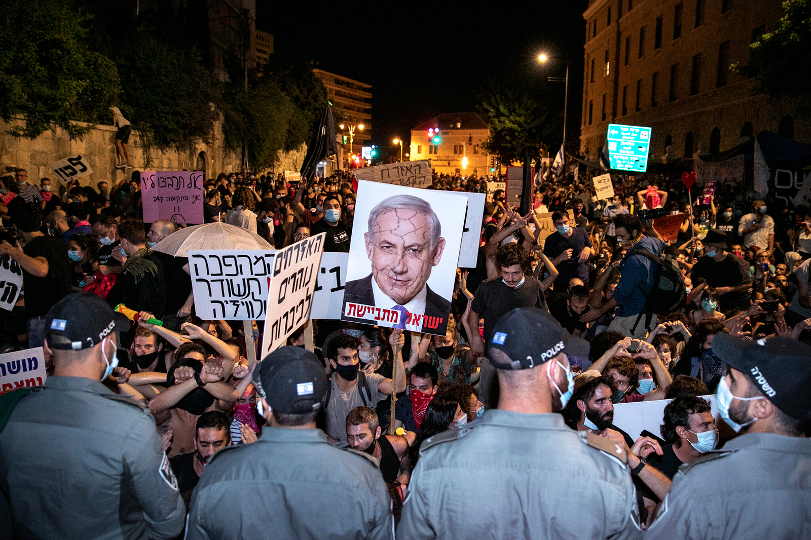 استطلاع: أكثر من نصف الإسرائيليين يؤيدون استقالة نتنياهو