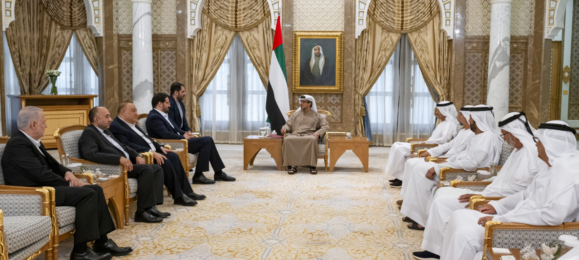 "منصور بن زايد خلال اللقاء بحضور سهيل المزروعي وعلي الشامسي | تصوير: حسن برغش"
