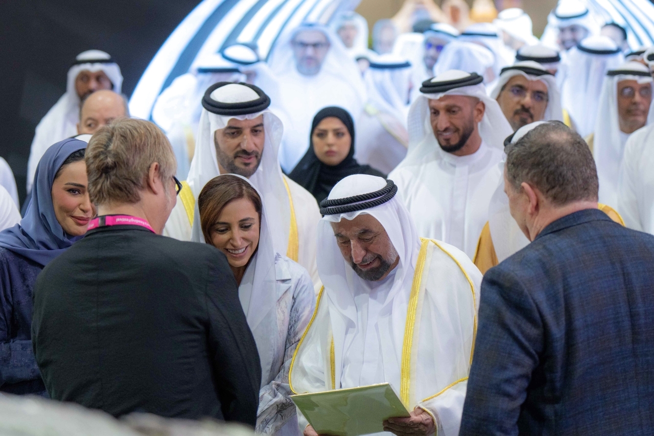 "سلطان القاسمي خلال افتتاح مؤتمر الرسوم المتحركة بحضور سلطان بن أحمد وبدور القاسمي وعبدالله آل حامد"