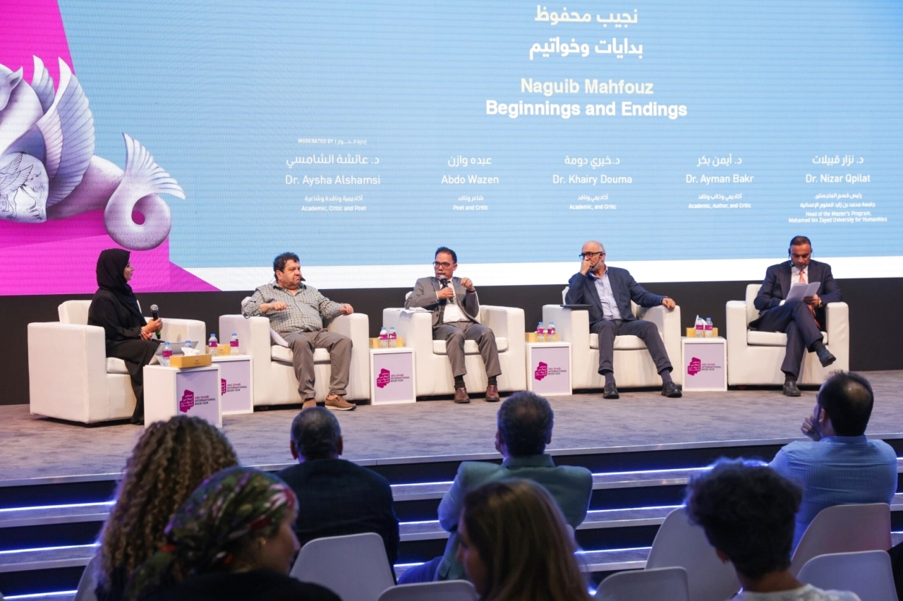 جمهور «أبوظبي للكتاب» يبحر إلى روايات «أديب نوبل»