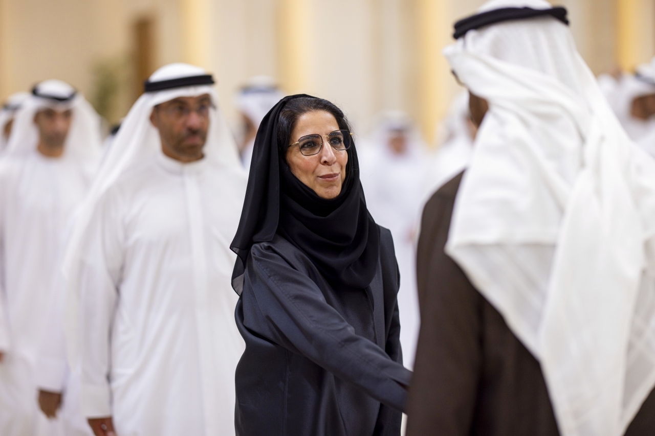 "رئيس الدولة خلال تقبل العزاء من مريم الحمادي وأحمد الصايغ"