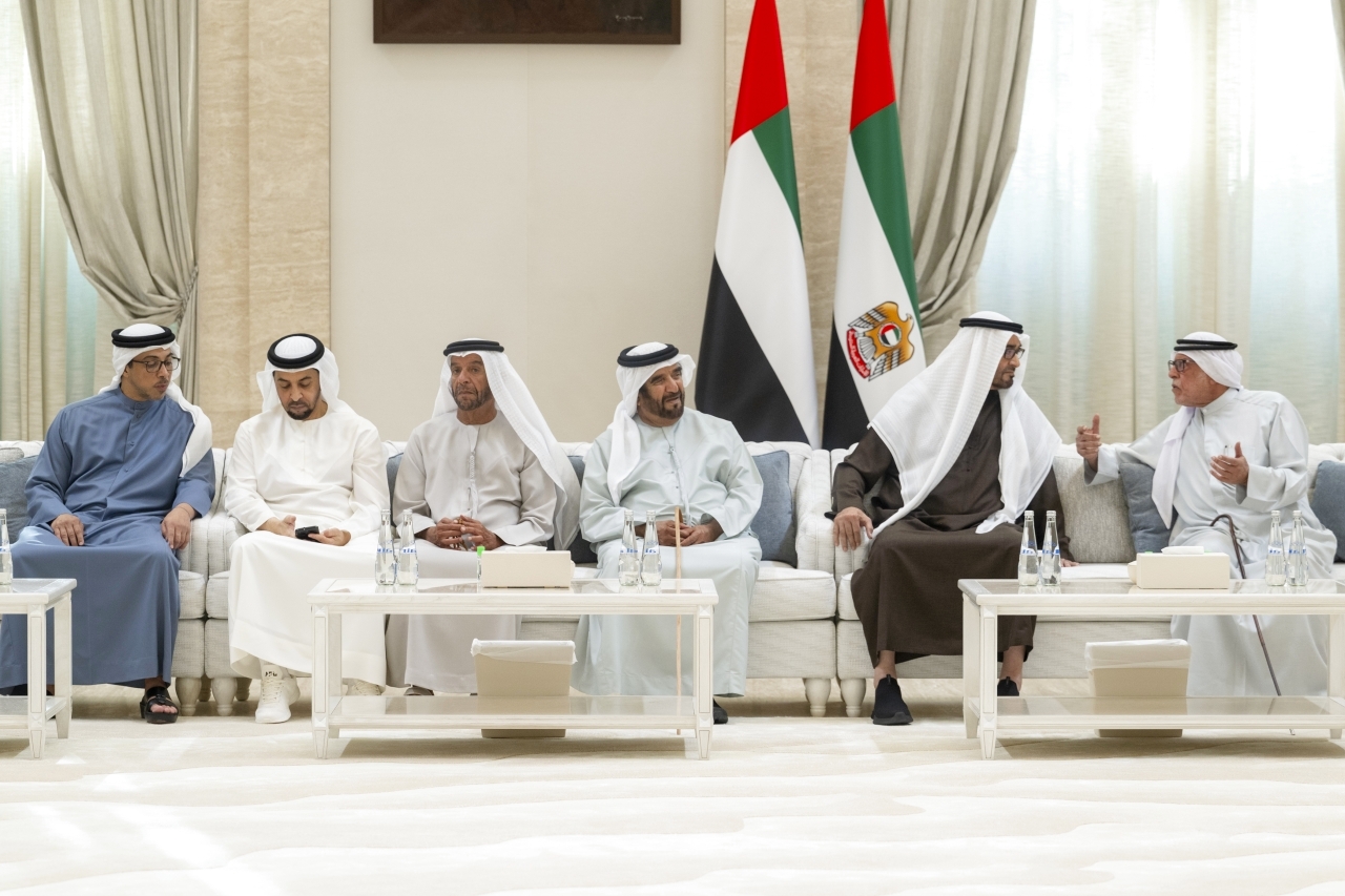 "رئيس الدولة خلال تقبل التعازي بحضور منصور وحمدان بن زايد وسيف وسرور بن محمد"