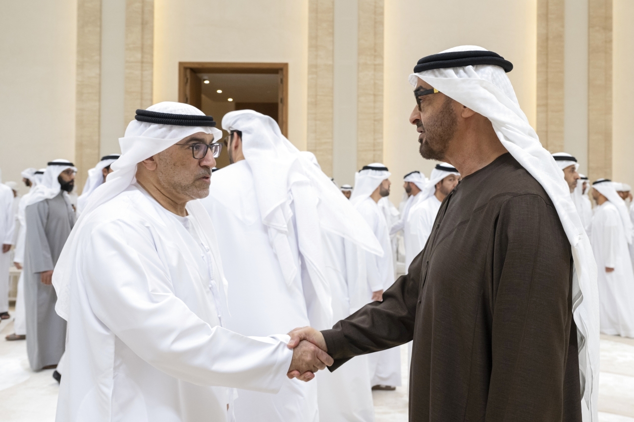 "محمد بن زايد متقبلاً تعازي عبدالرحمن العويس"