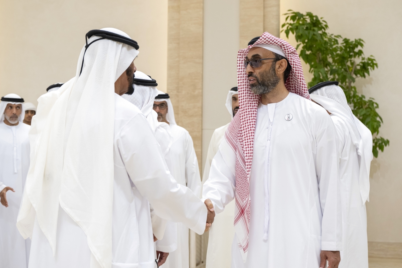 "طحنون بن زايد خلال تقبل العزاء بحضور حامد بن زايد"