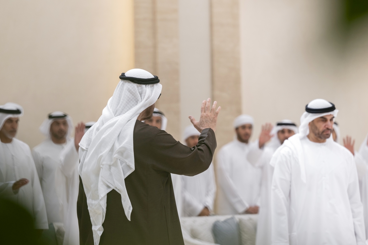 "رئيس الدولة خلال تقبل العزاء"