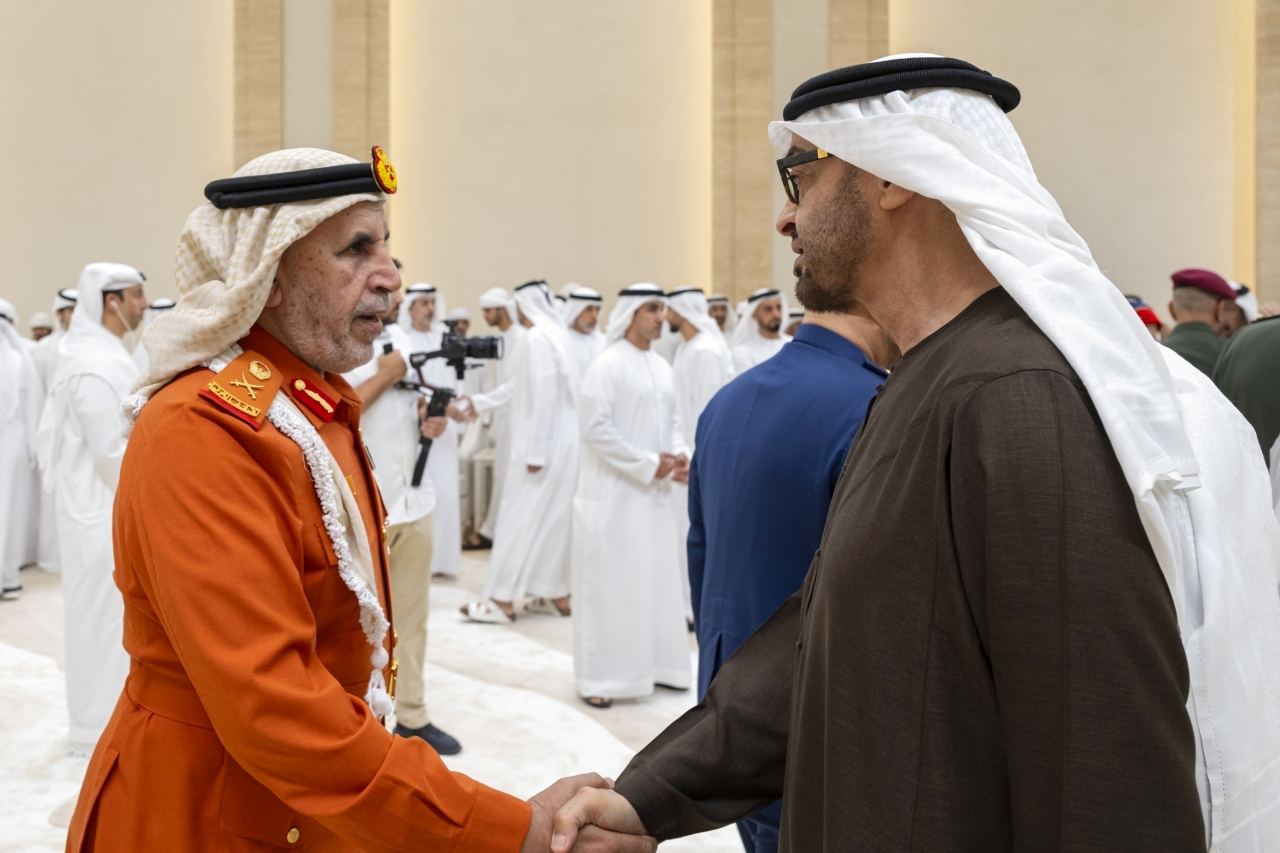 "محمد بن زايد خلال تقبل العزاء"