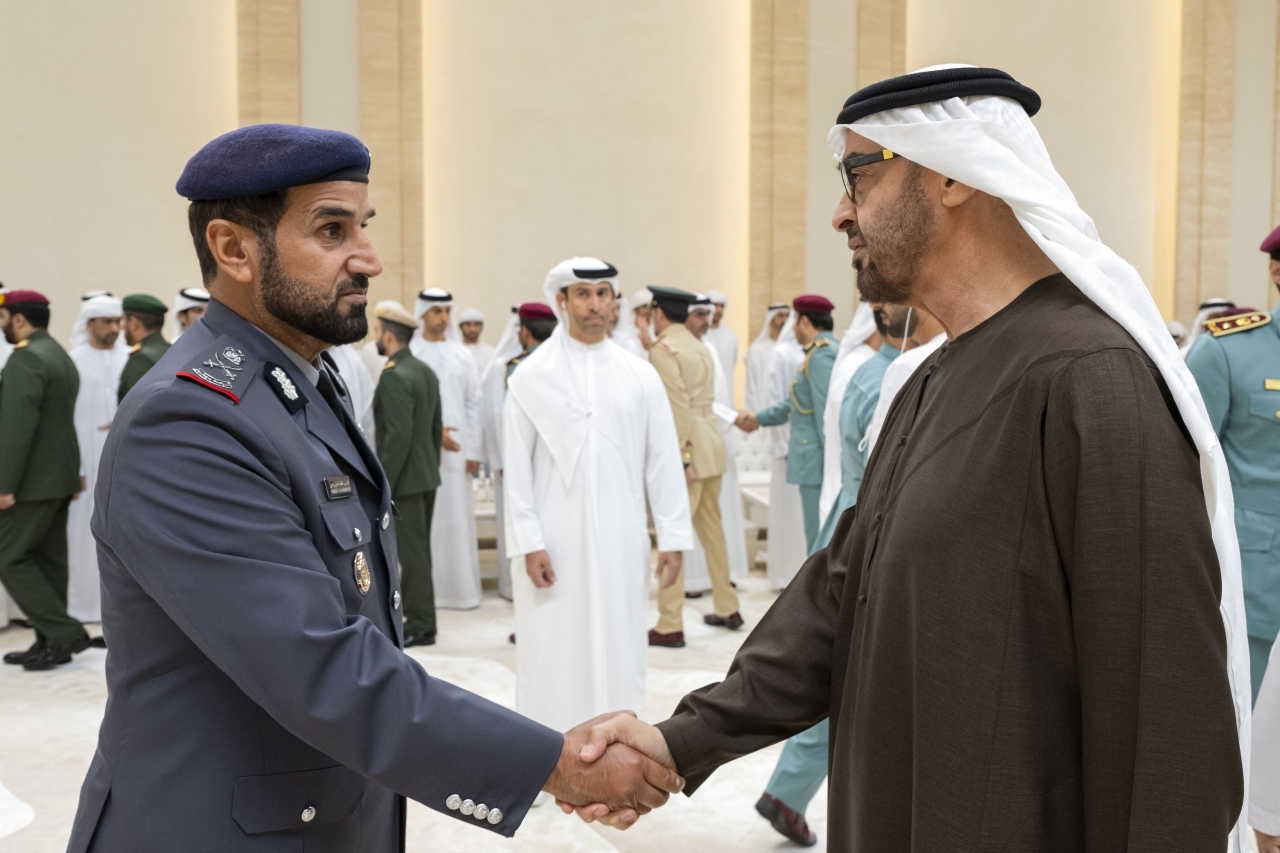 "محمد بن زايد يتقبل العزاء من فارس المزروعي"