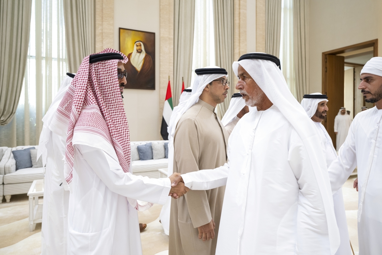 "منصور بن زايد وطحنون بن زايد خلال تقبل العزاء بحضور سيف بن محمد"