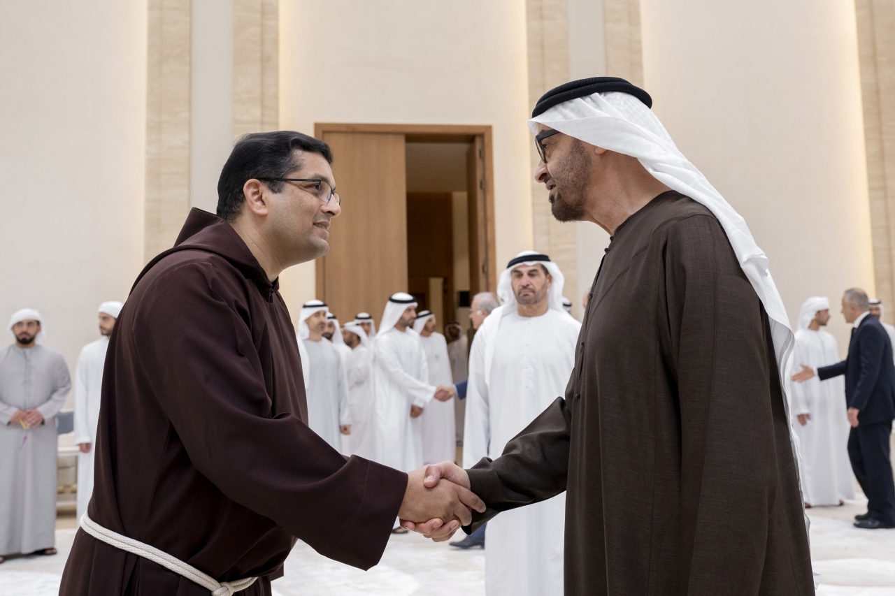 "رئيس الدولة متقبلاً العزاء"