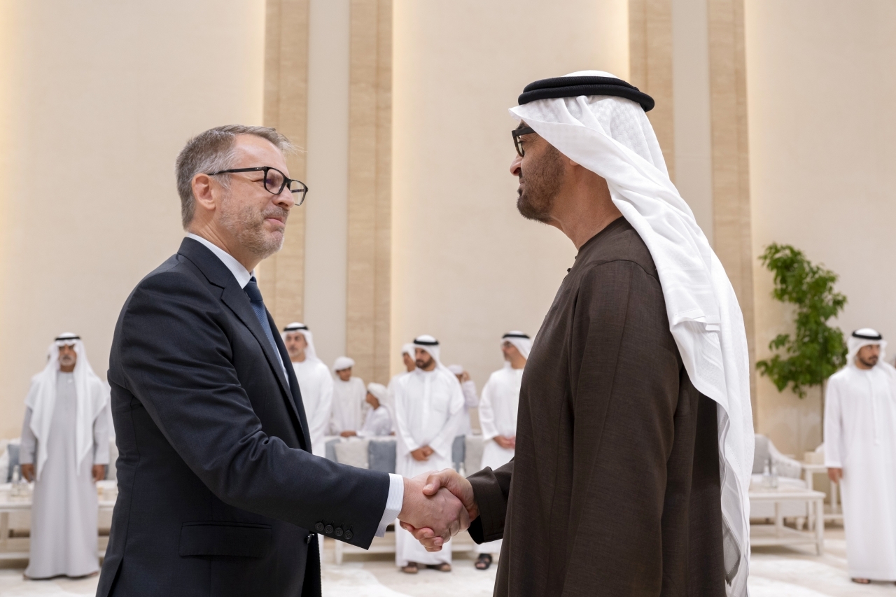"محمد بن زايد خلال تقبل العزاء من وفود الدول"