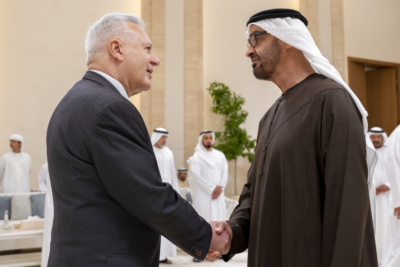 "محمد بن زايد خلال تقبل العزاء"