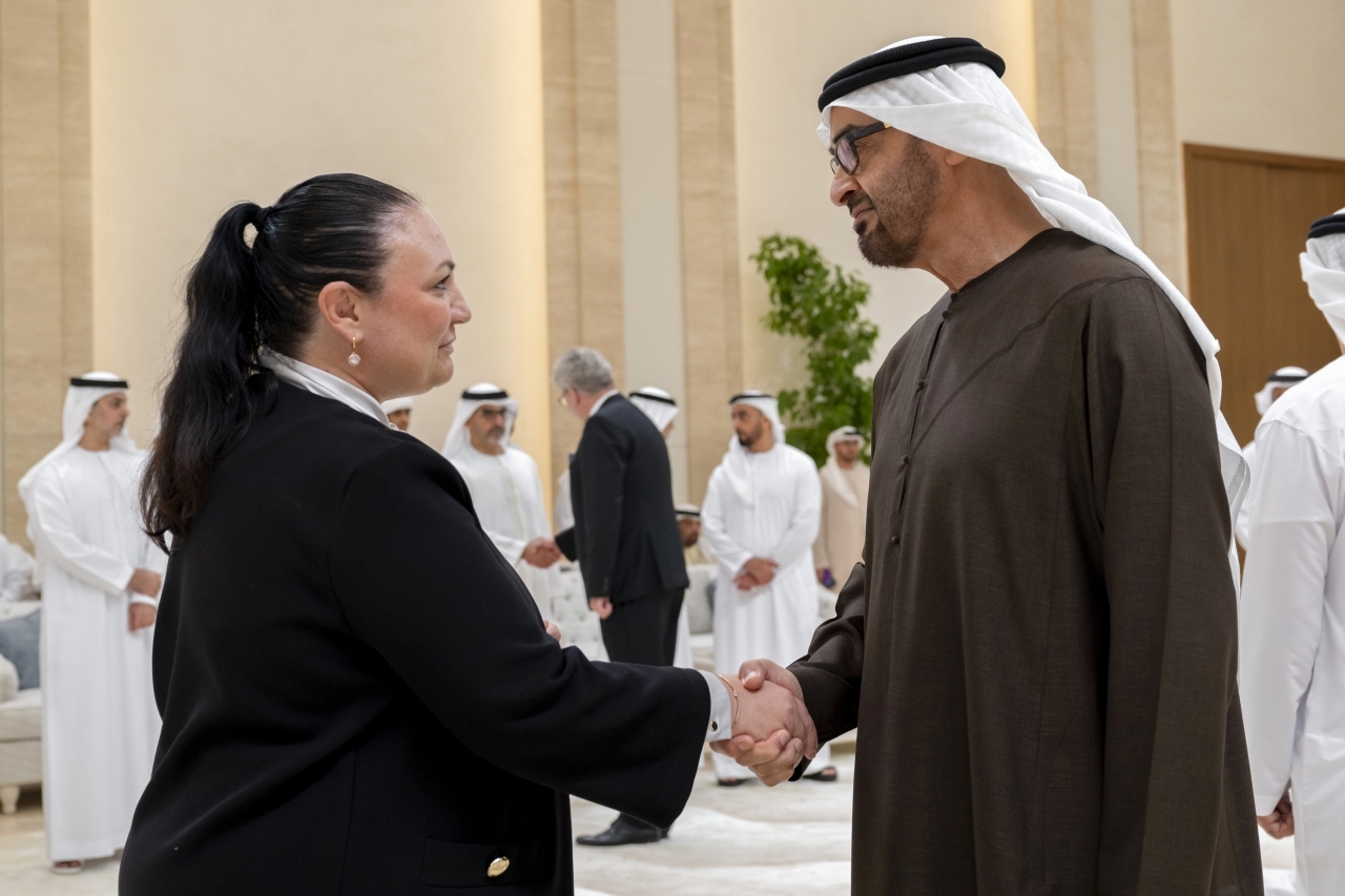 "محمد بن زايد خلال تقبل العزاء"