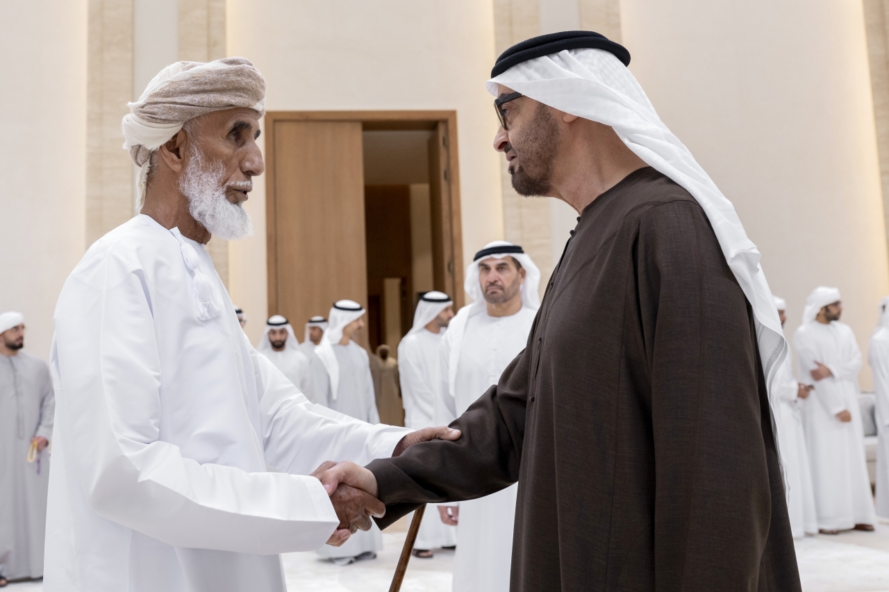 "محمد بن زايد خلال تقبل العزاء"