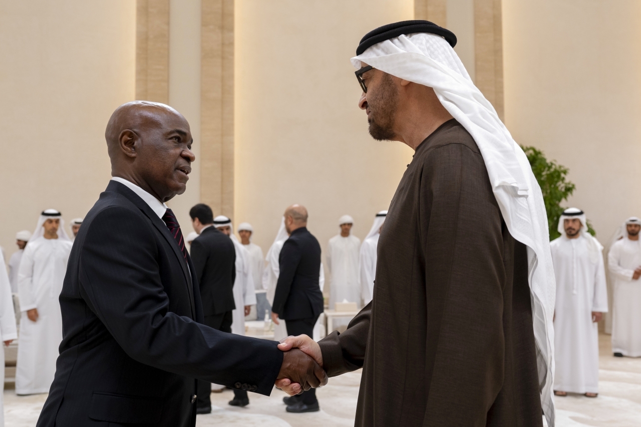 "سموه خلال تقبل العزاء من وفود الدول"