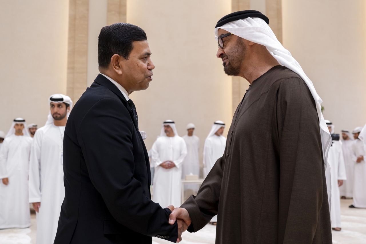 "سموه خلال تقبل العزاء من وفود الدول"