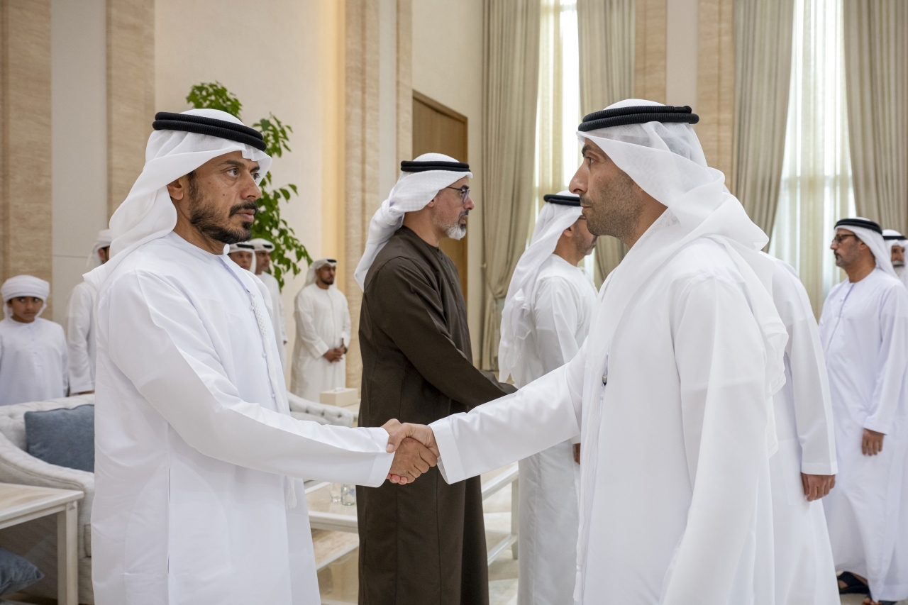 "خالد بن محمد وسلطان بن طحنون خلال تقبل التعازي"