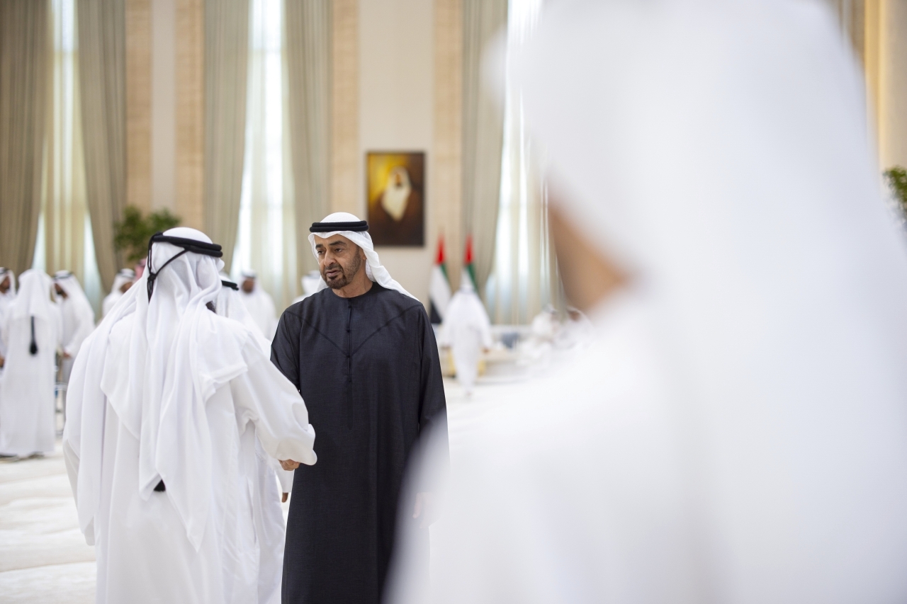 "رئيس الدولة خلال تقبل العزاء"