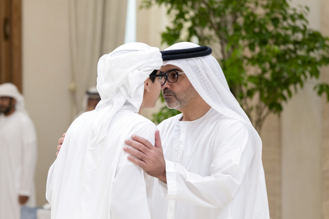 "حامد بن زايد خلال تقبل العزاء"